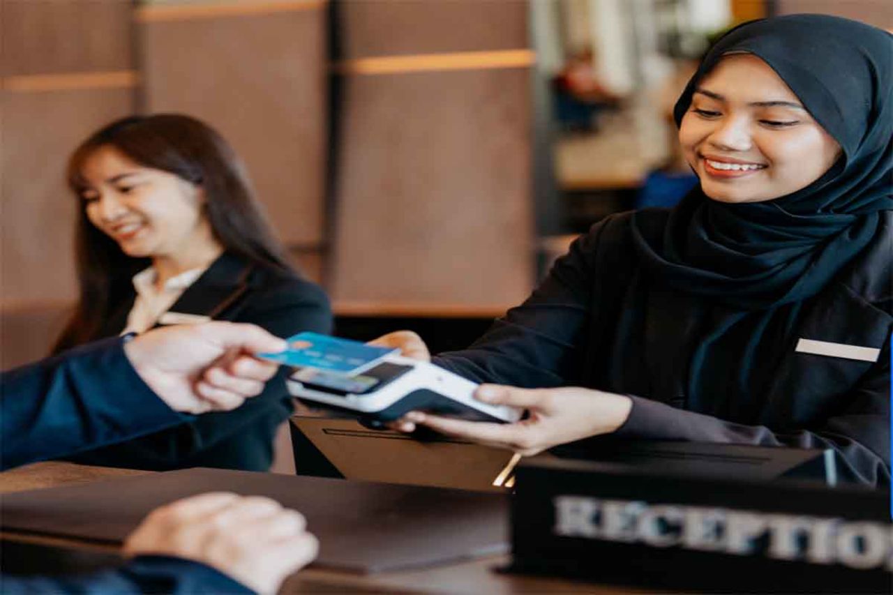 Resepsionis hotel menerima tamu