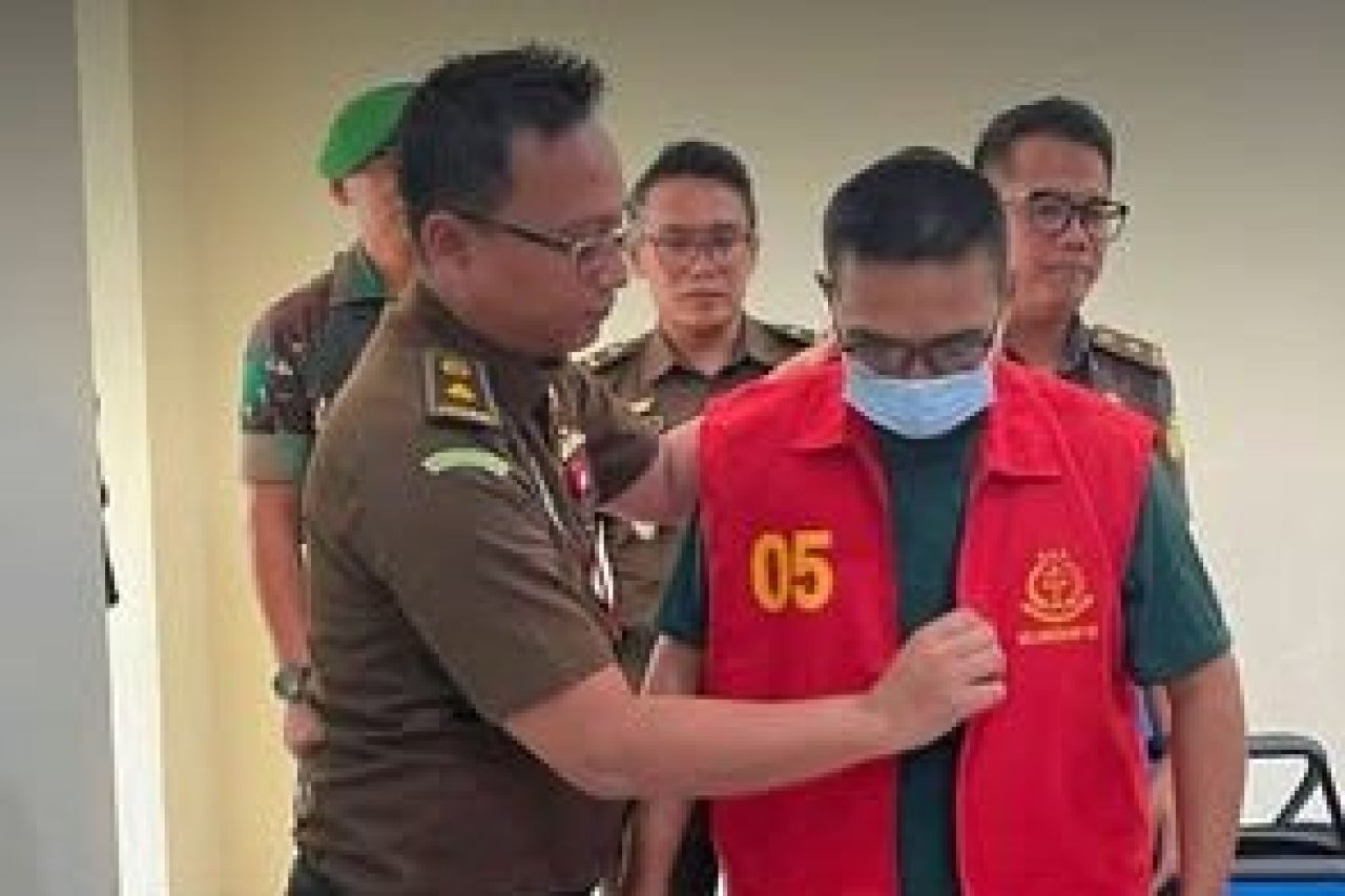 Sujono saat dipakaikan rompi tahanan Kejari Nganjuk