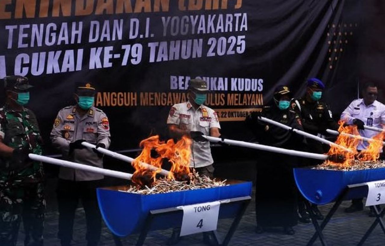 Pemusnahan rokok ilegal di Kudus