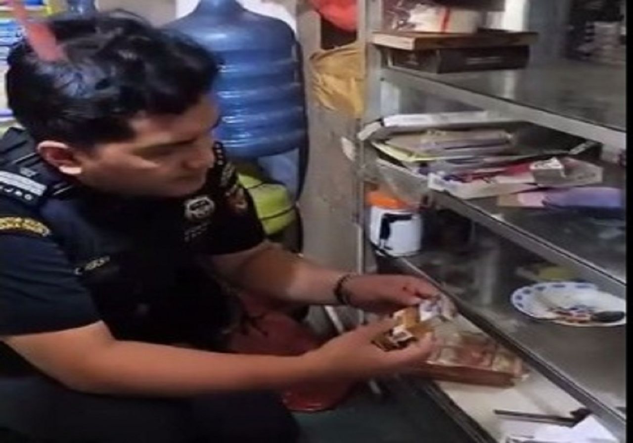 Petugas Bea Cukai merazia toko penjual rokok