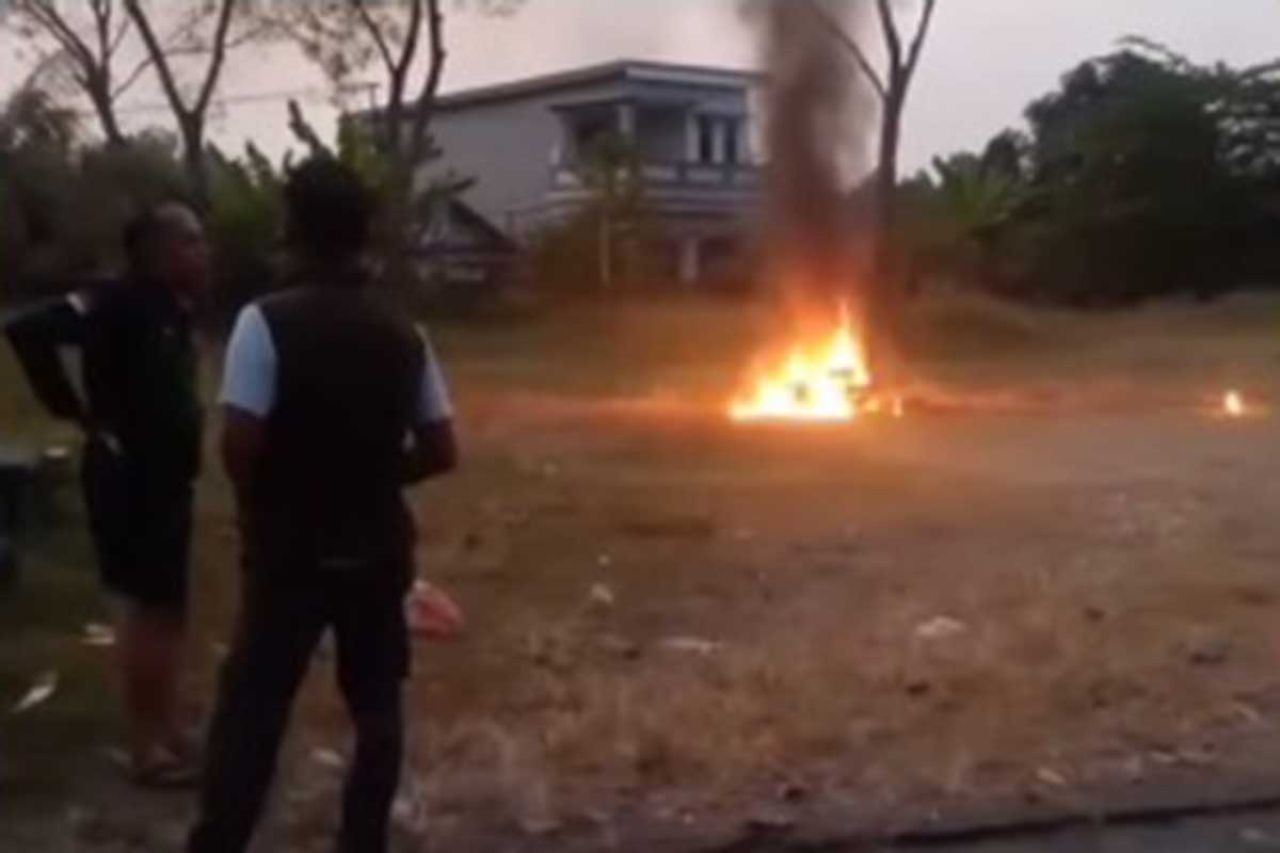 Motor Ansori yang dibakar warga di Desa Bambe