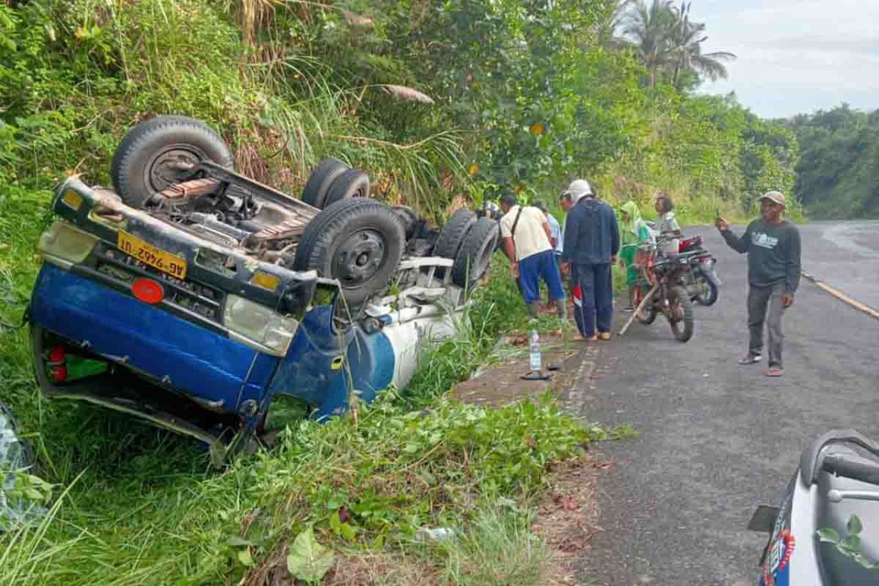 Truk tangki BBM yang terguling