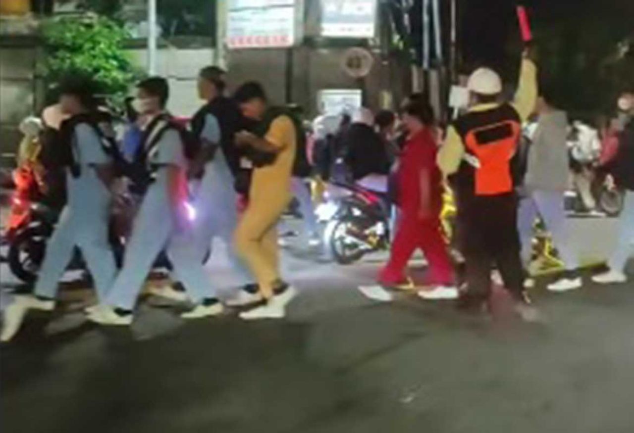 Pekerja pabrik di Gresik