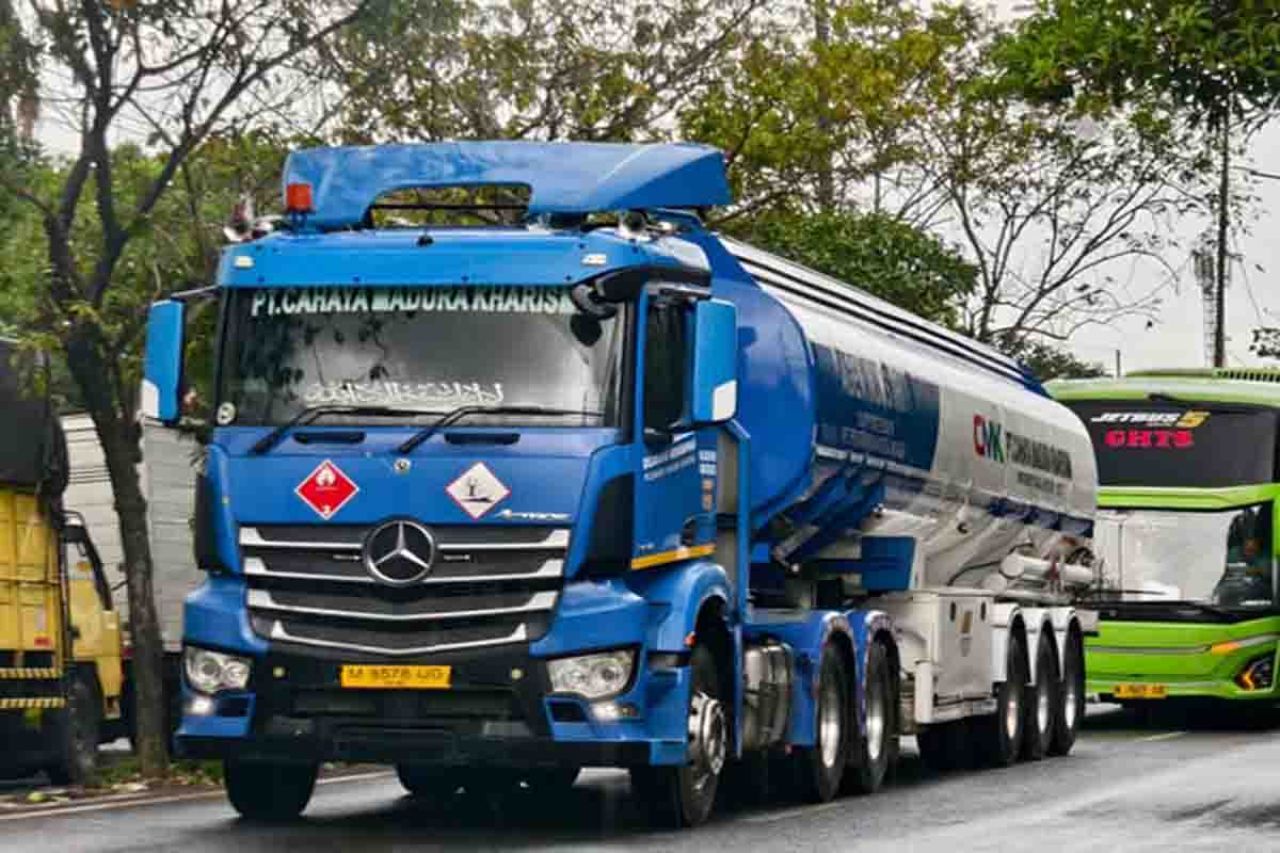 Truk tangki PT Cahaya Madura Kharisma