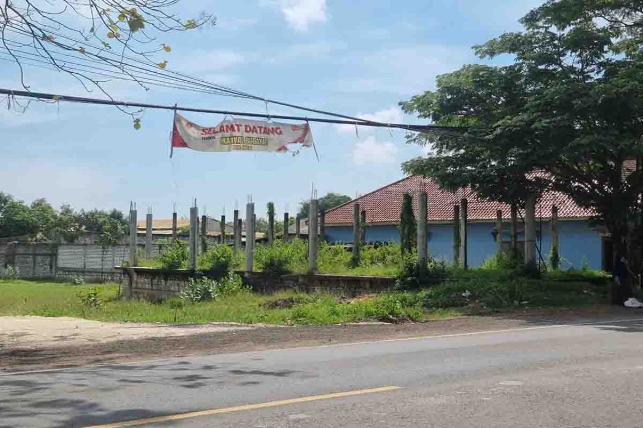 Tampak tiang pancang dari bangunan mangkrak di Desa Wadeng