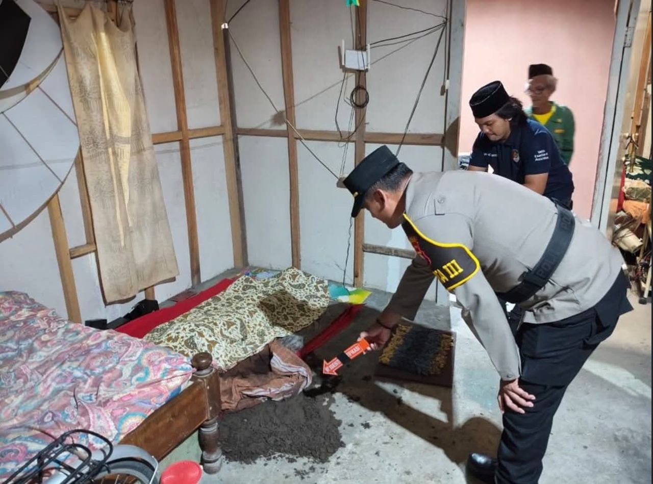 Jenazah Ibu dilihat Kapolsek Ngunut