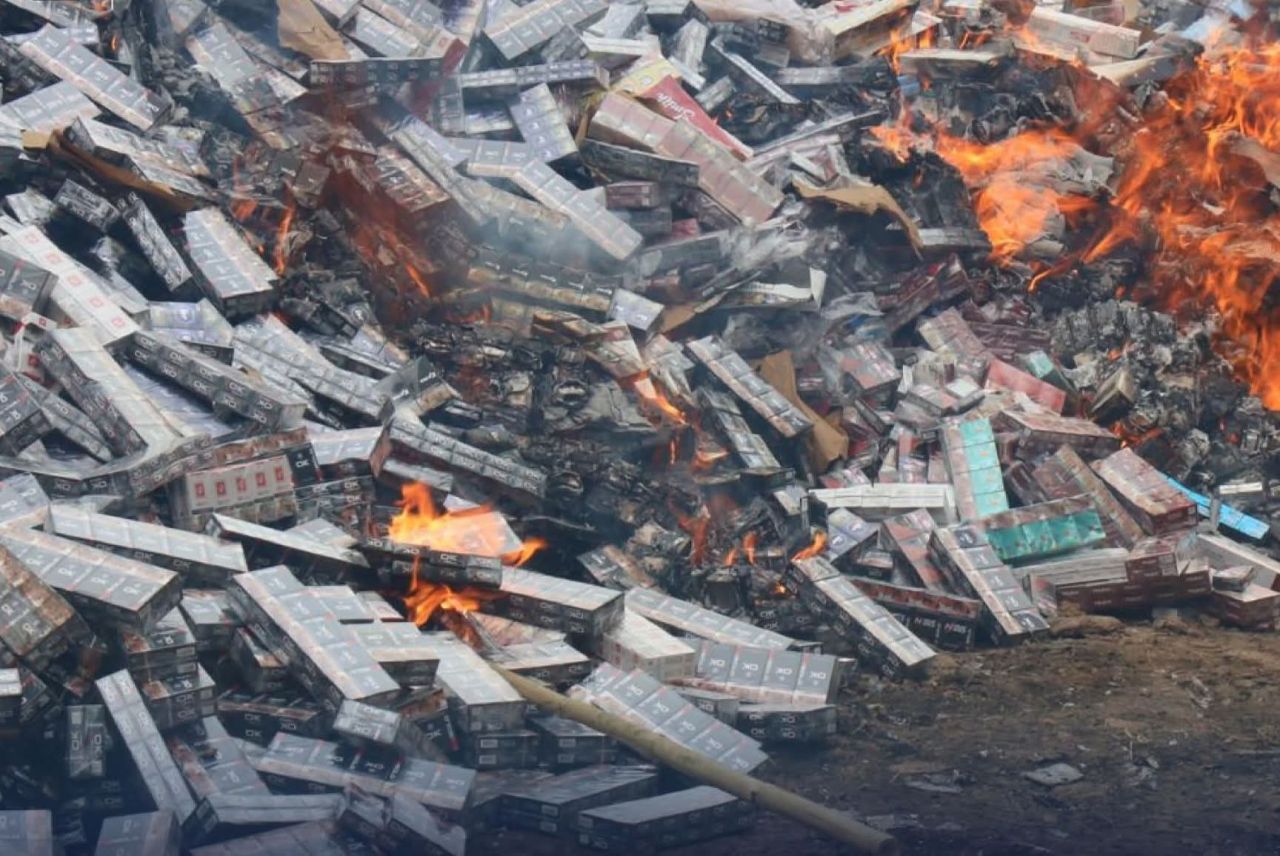 Pemusnahan rokok ilegal oleh Bea Cuka Kediri