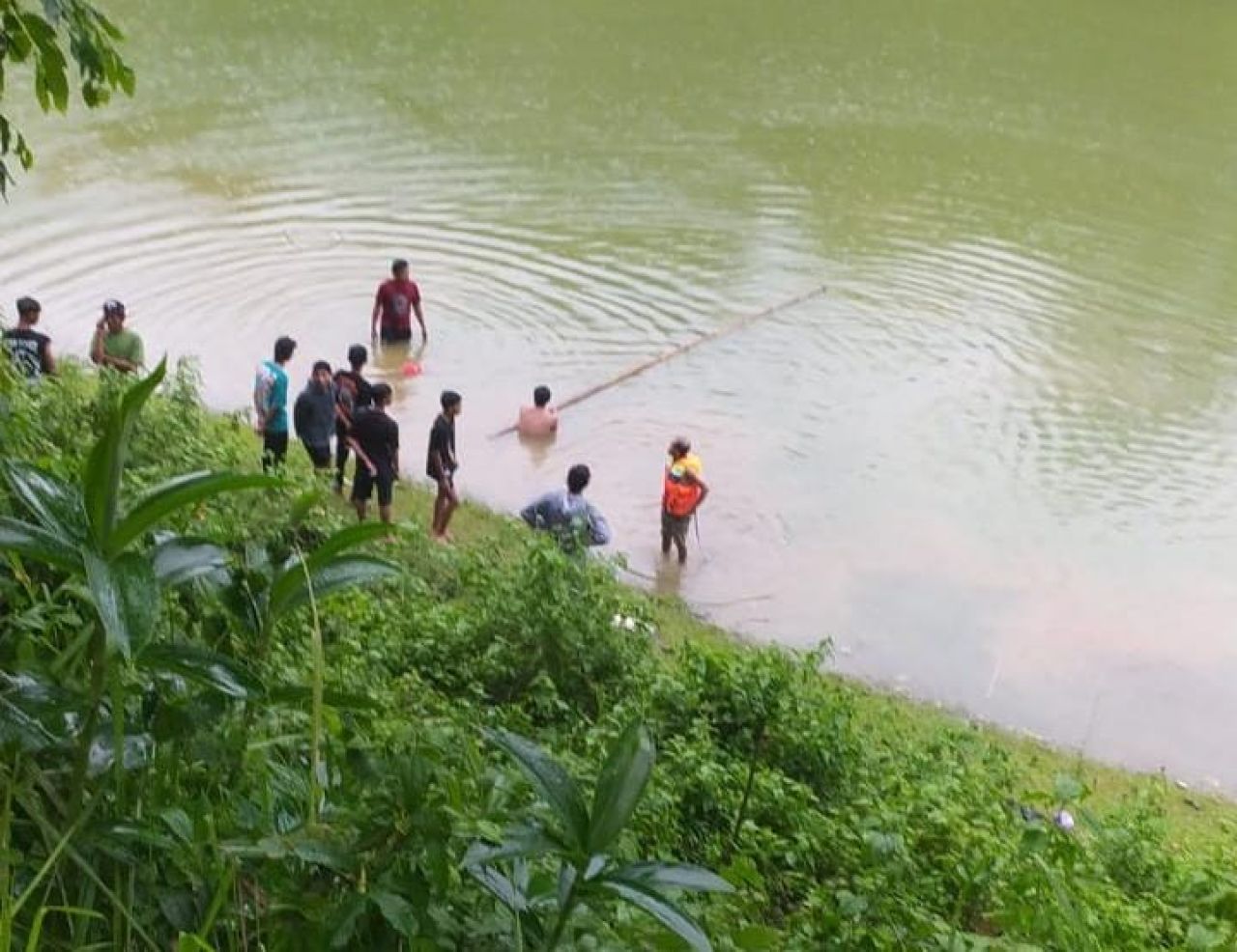 Proses evakuasai jasad Andika di Embung Duwetsewu