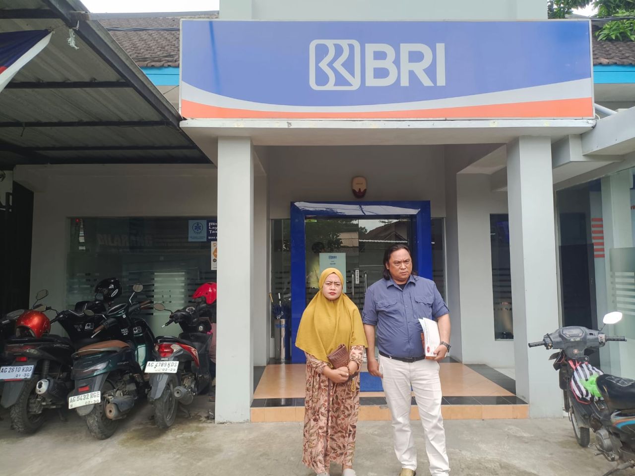 Dodik Firmansyah bersama putri dari Mp di BRI Unit Kunir Blitar