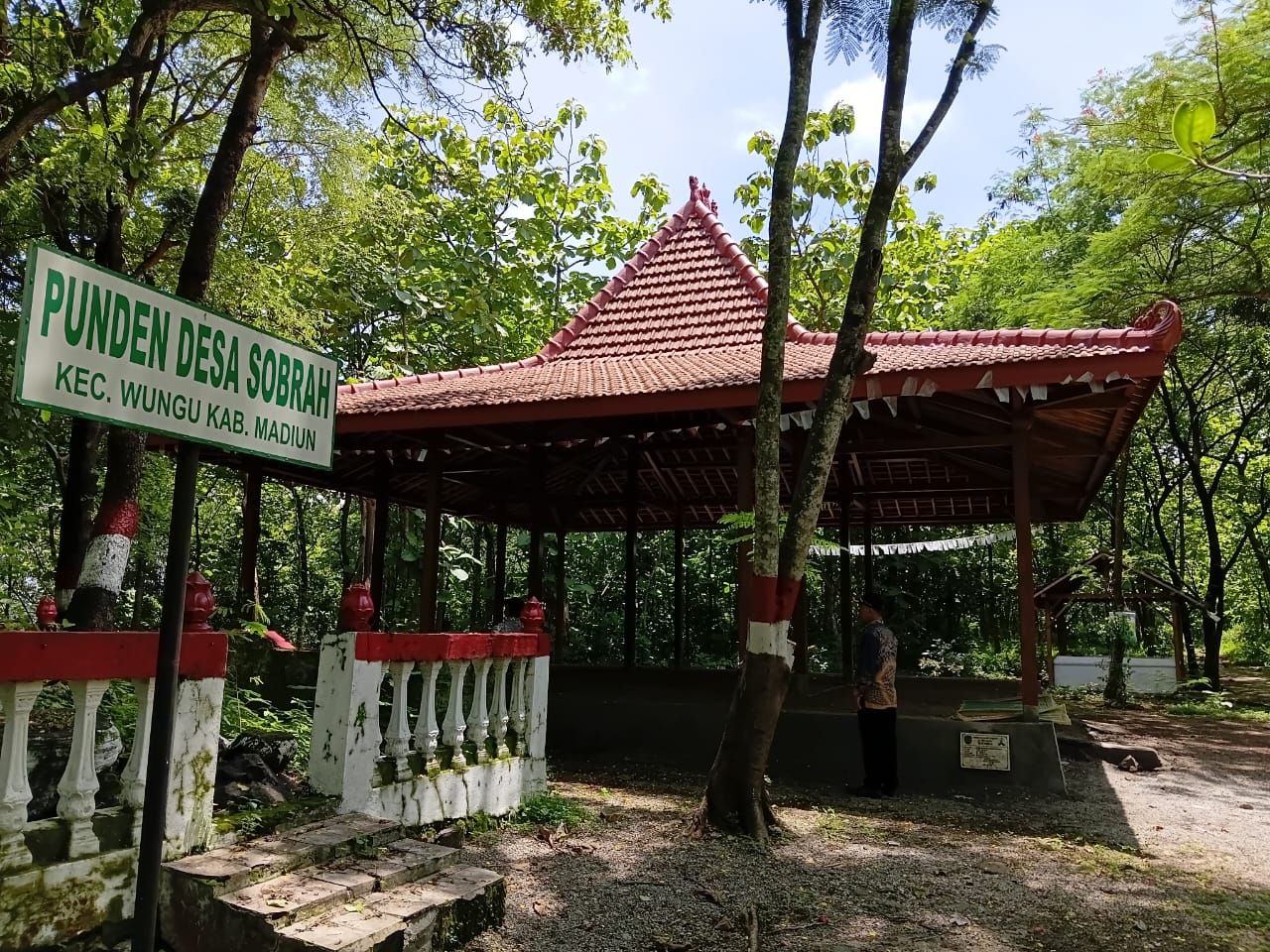 Pendopo Punden di Desa Sobrah