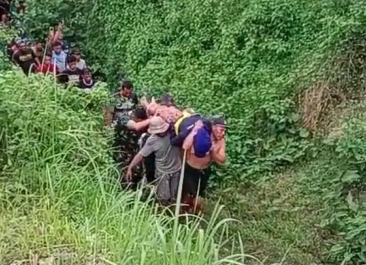 Evakuasi jasad Raditya Destan