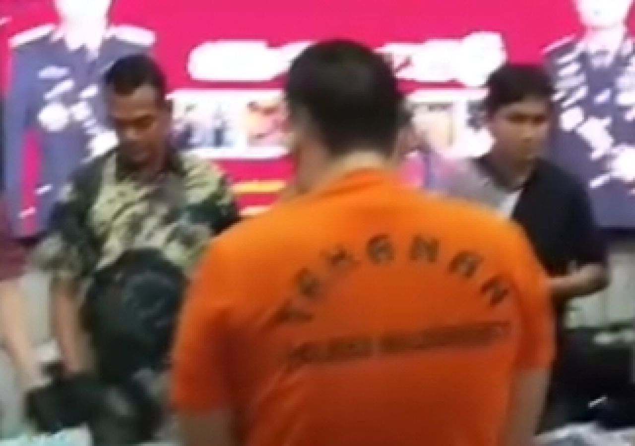 Andre Ronaldo Hariyanto (baju orens)