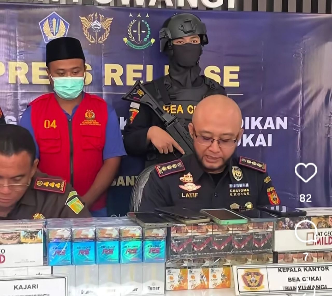 Arif Tirtana saat dihadirkan dalam konpers di Bea Cukai Banyuwangi