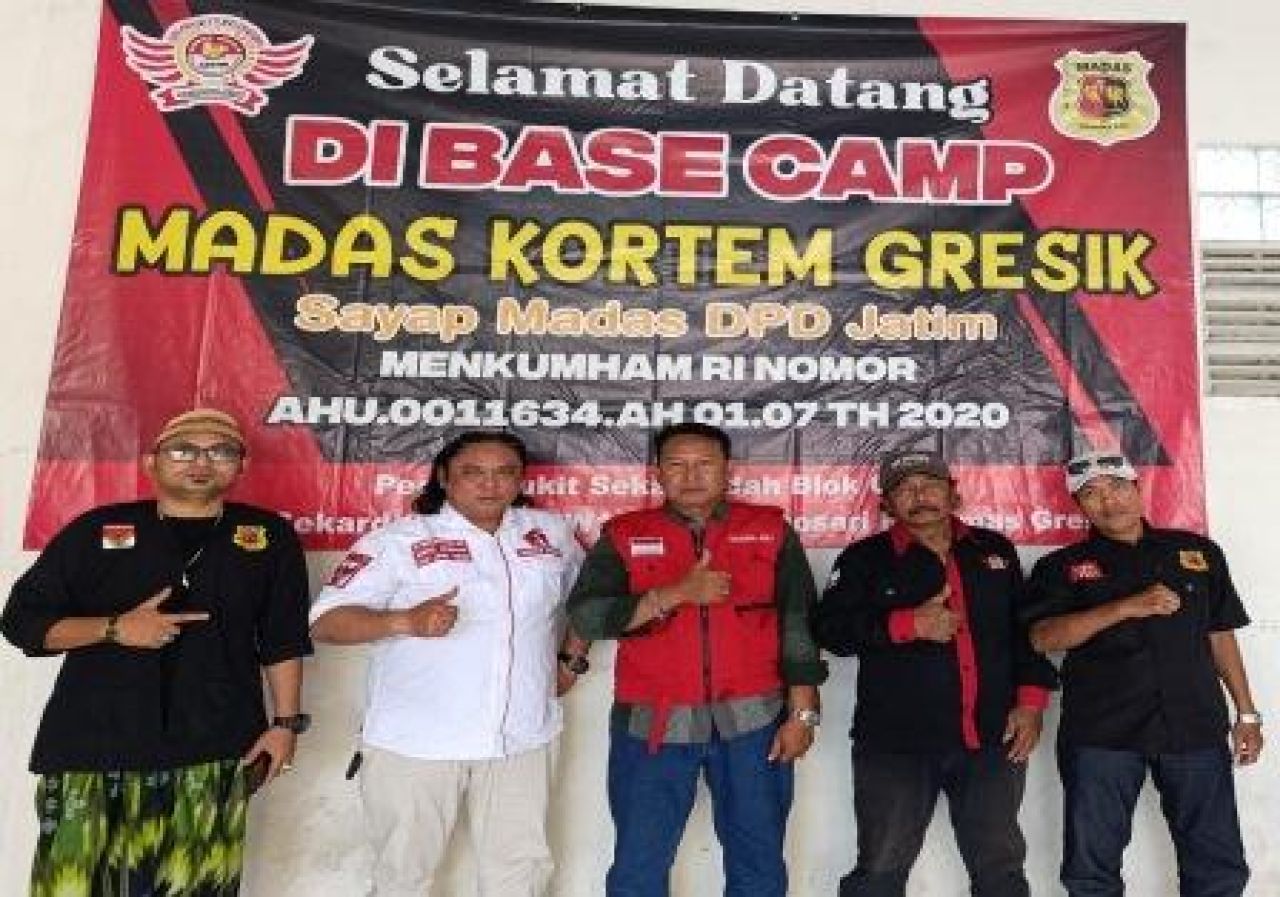 Dodik Firmansyah dan pengurus DPC MADAS Gresik