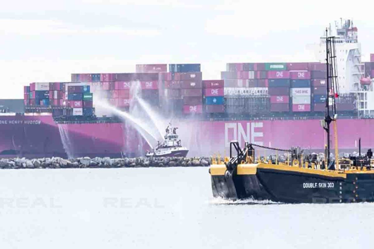 Kebakaran kontainer di Kapal One Henry Hudson