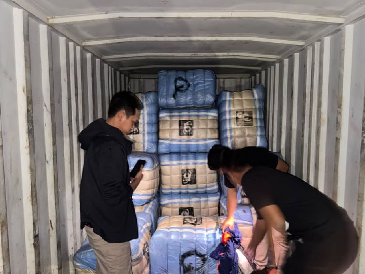 Pakaian bekas impor yang diamankan Polda Metro Jaya