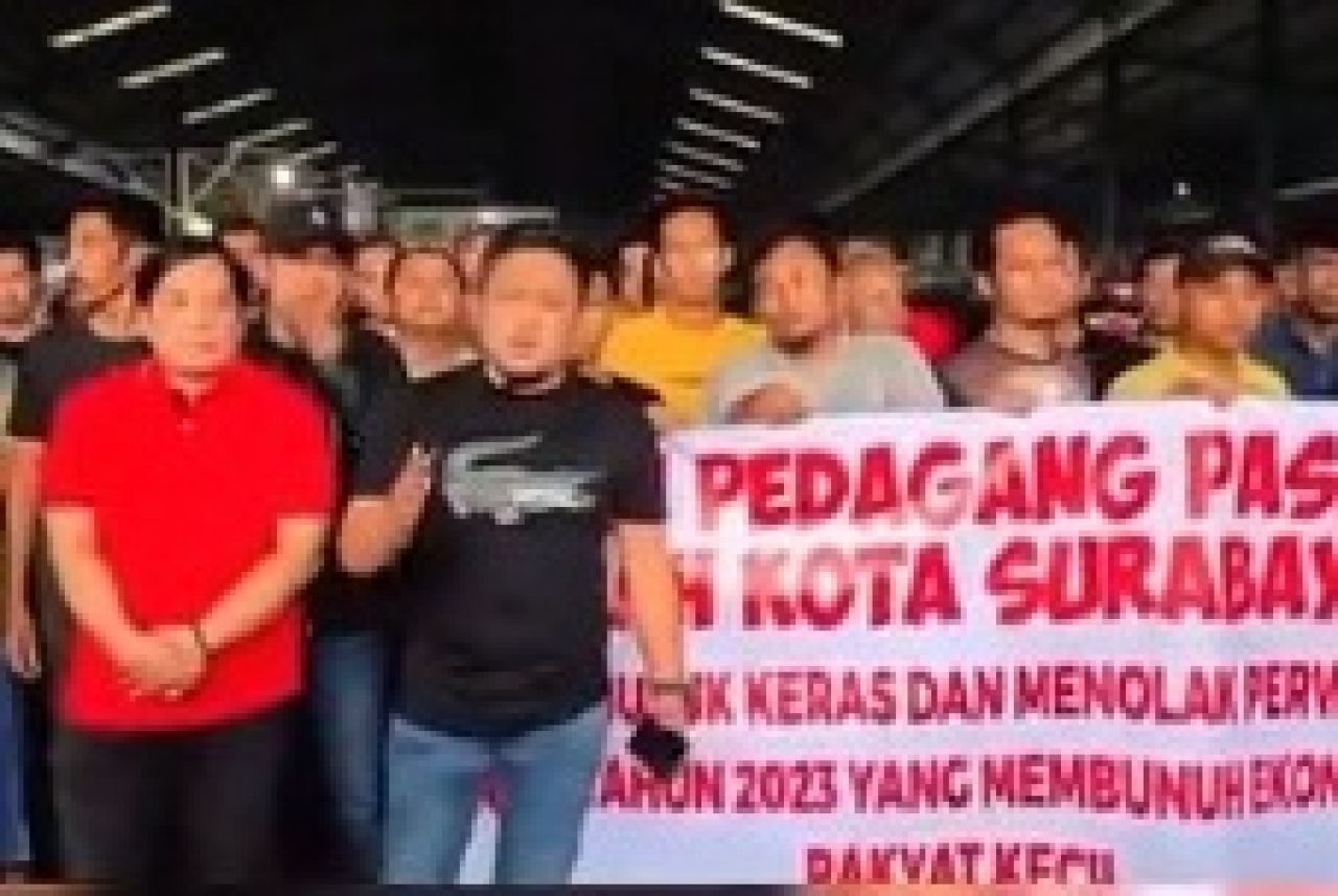 Pedagang Buah Pasar Tanjungsari Surabaya unjuk rasa