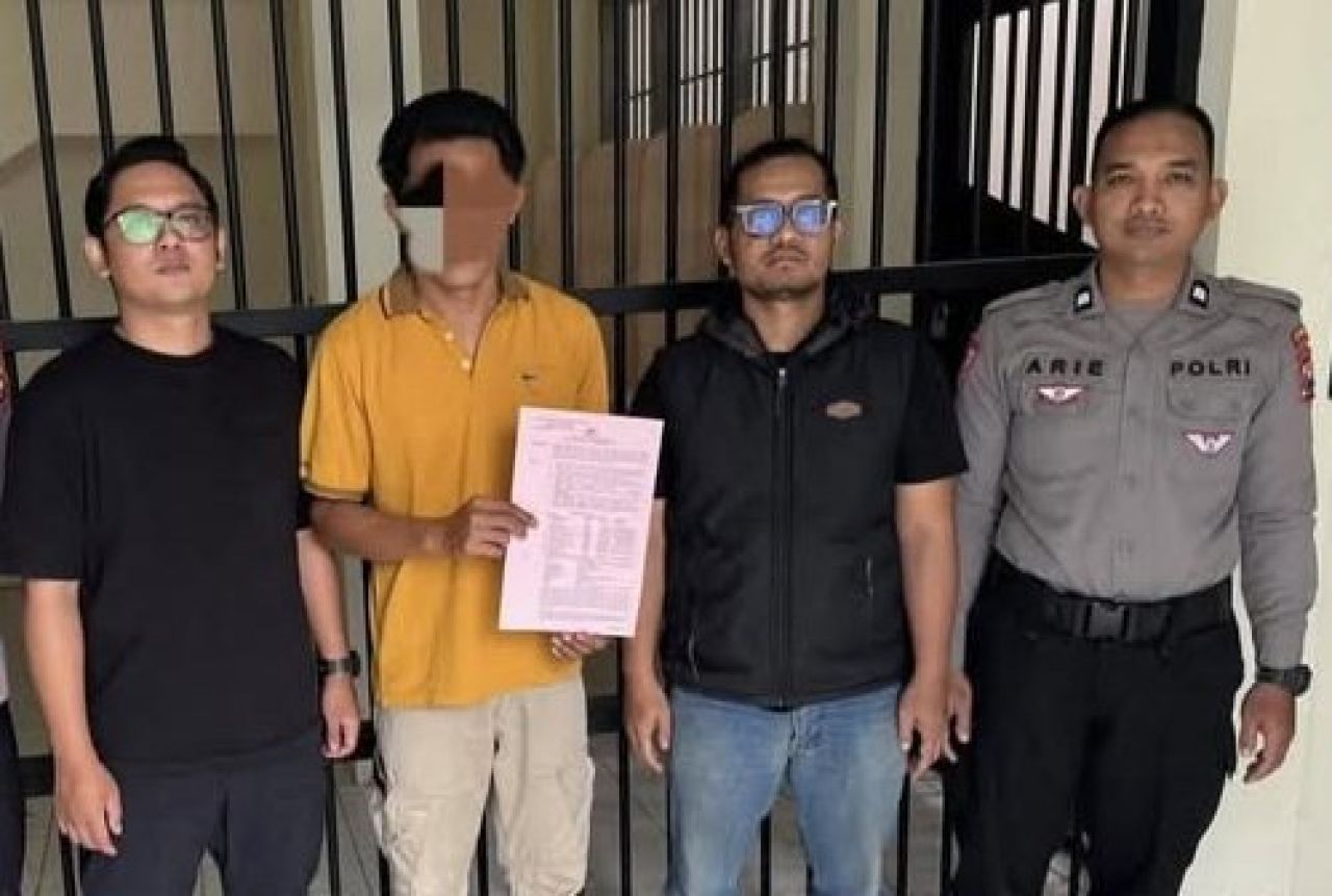Pelaku (baju kuning) saat diamankan Polres Tulungagung