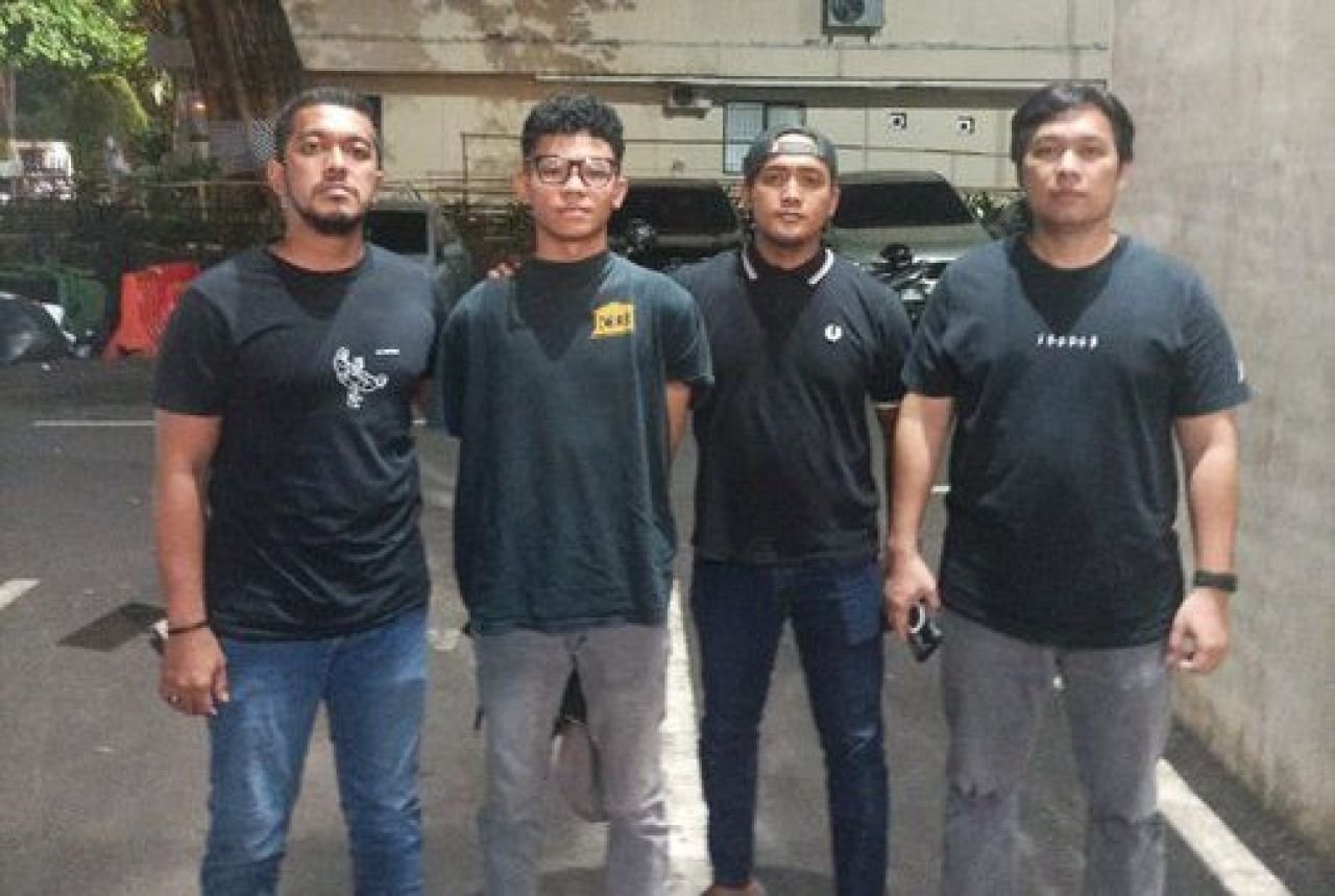Abraham (kedua dari kiri) saat ditangkap Polda Metro Jaya
