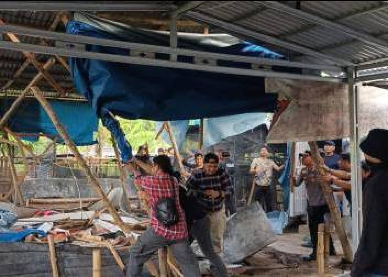 Pembongkaran arena sabung ayam di Kecamatan Tambang