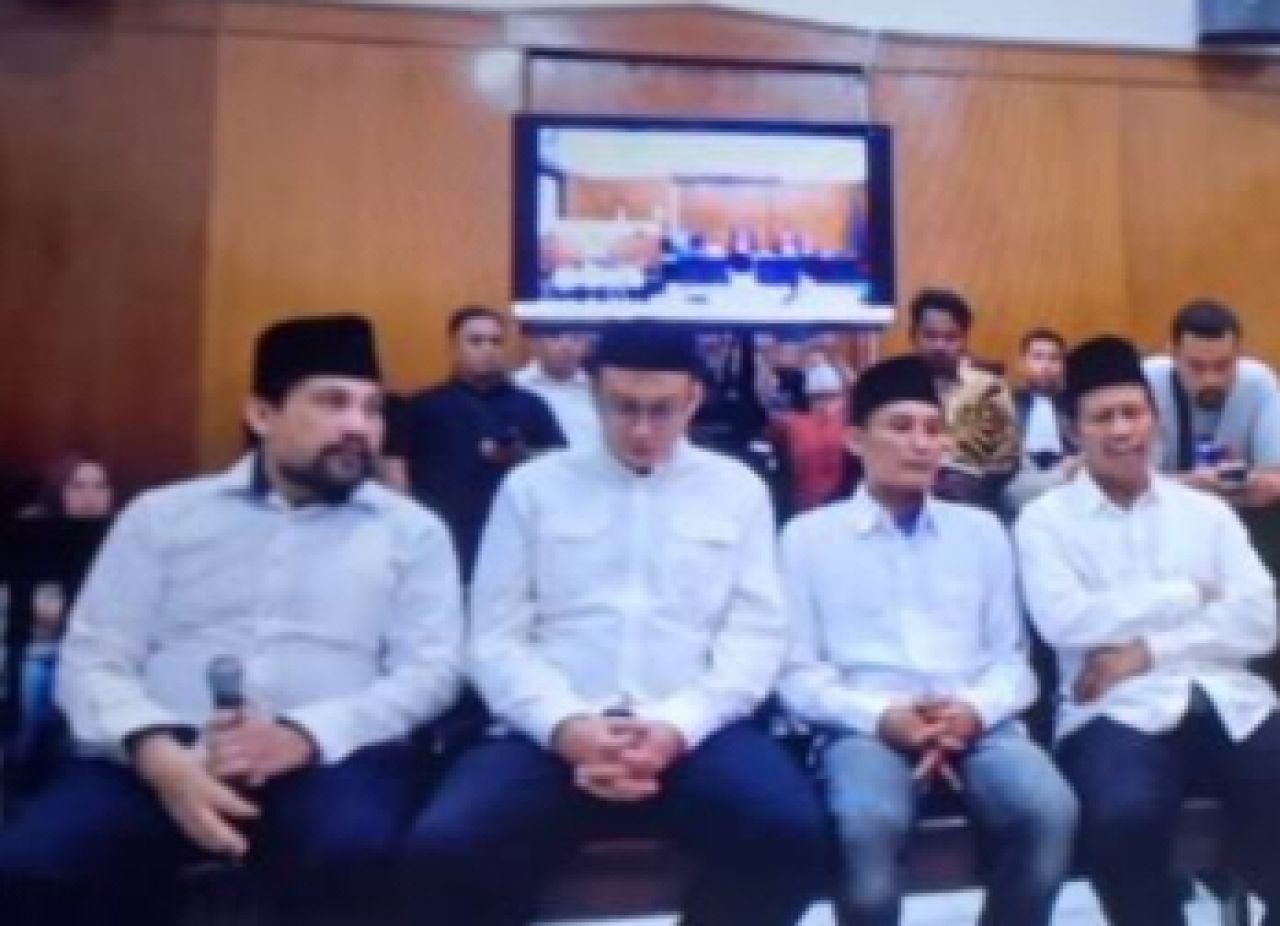 Akhmad Fadholi (kiri) dan terdakwa penyelewengan pupuk subsidi