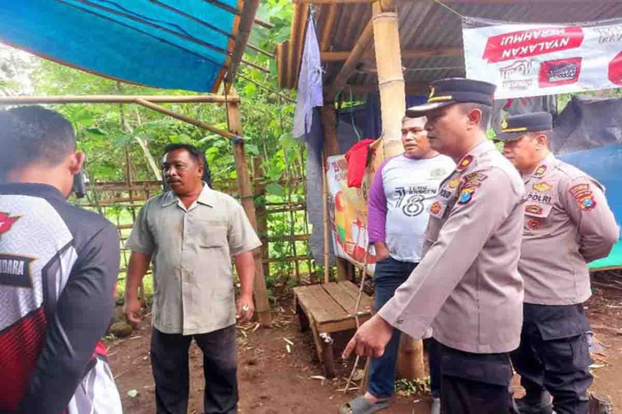 Kompol Tulus Adhi Sanyoto saat menertibkan arena sabung ayam