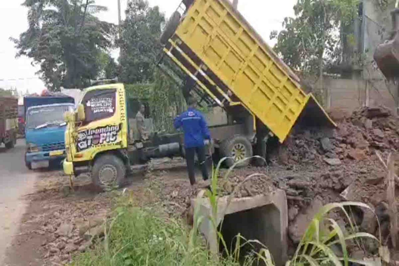 Proyek urugan di Desa Putat Lor yang tanah urug berasal dari tambang di Kecamatan Wringinanom