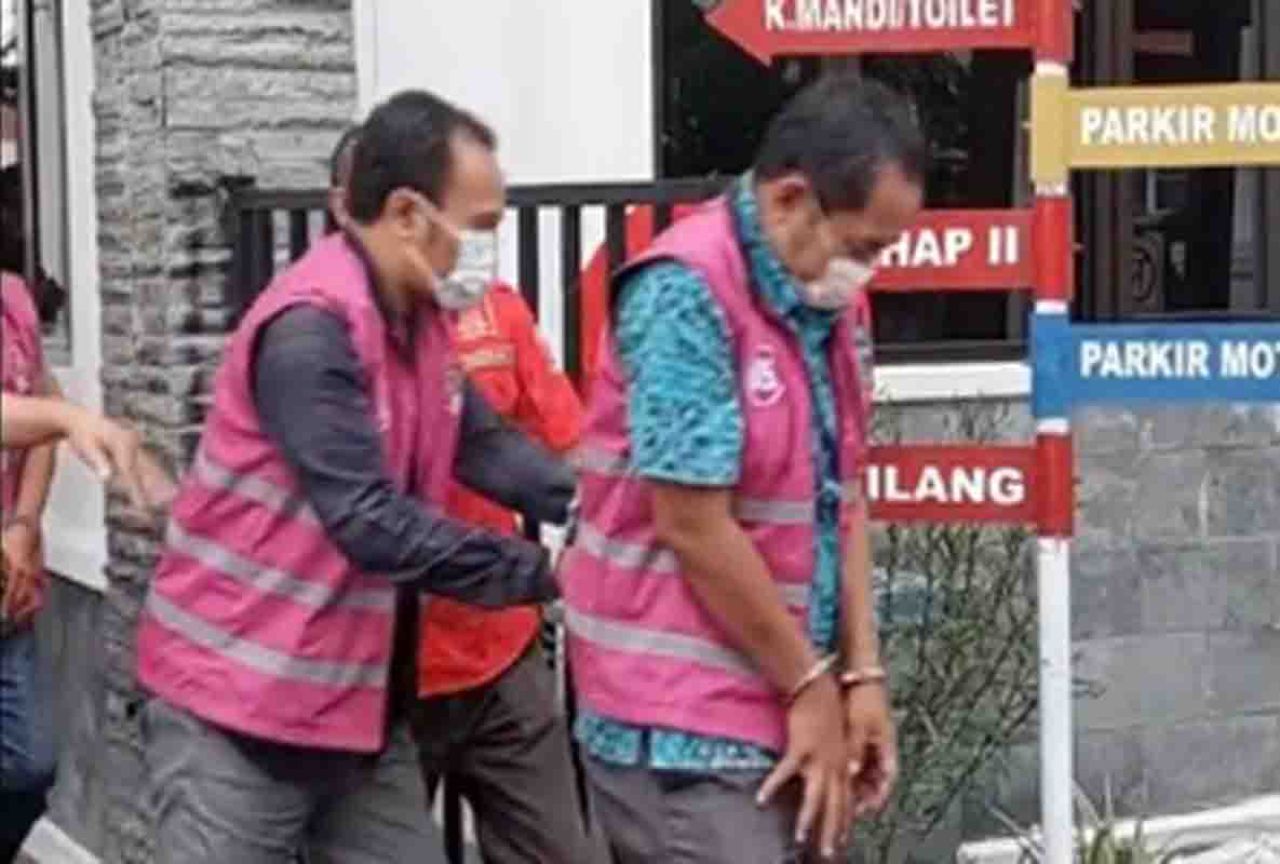 Dua dari 4 tersangka saat mau dimasukkan ke mobil tahanan Kejari Sampang