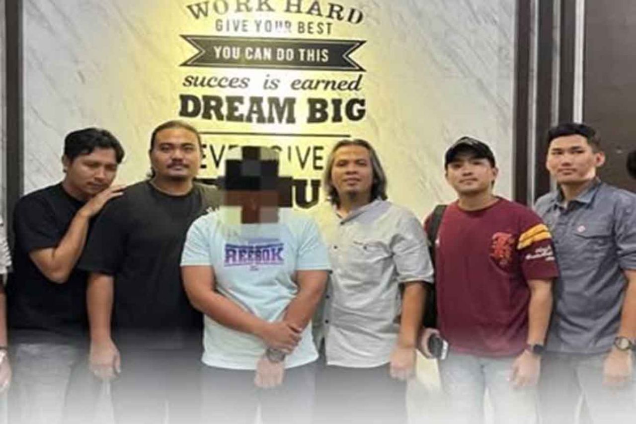 Pria yang berinisial RM (tengah)