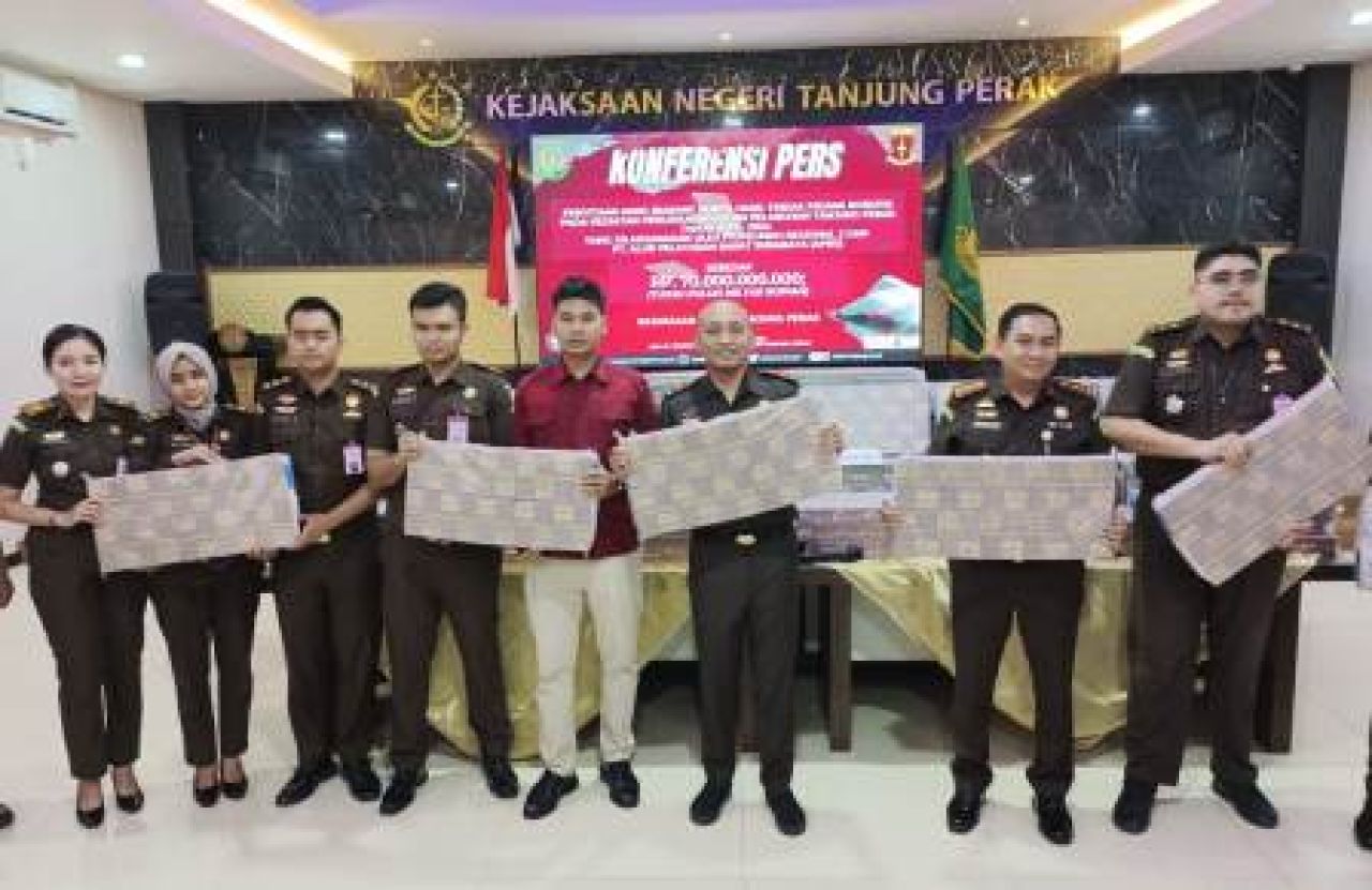 Uang Rp 70 miliar yang ditunjukkan oleh Kejari Tanjung Perak Surabaya