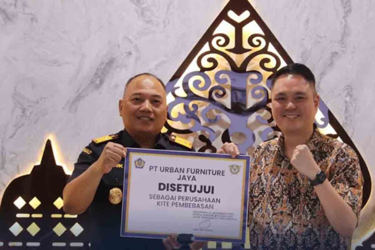 Perwakilan PT Urban Furniture Jaya terima fasilitas KITE