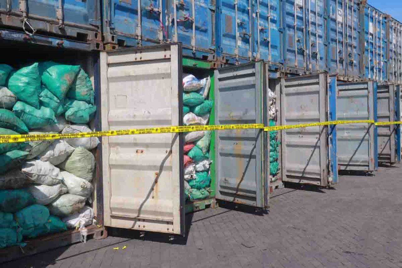 57 kontainer berisi batubara yang telah dibeli Yuyun Hermawan