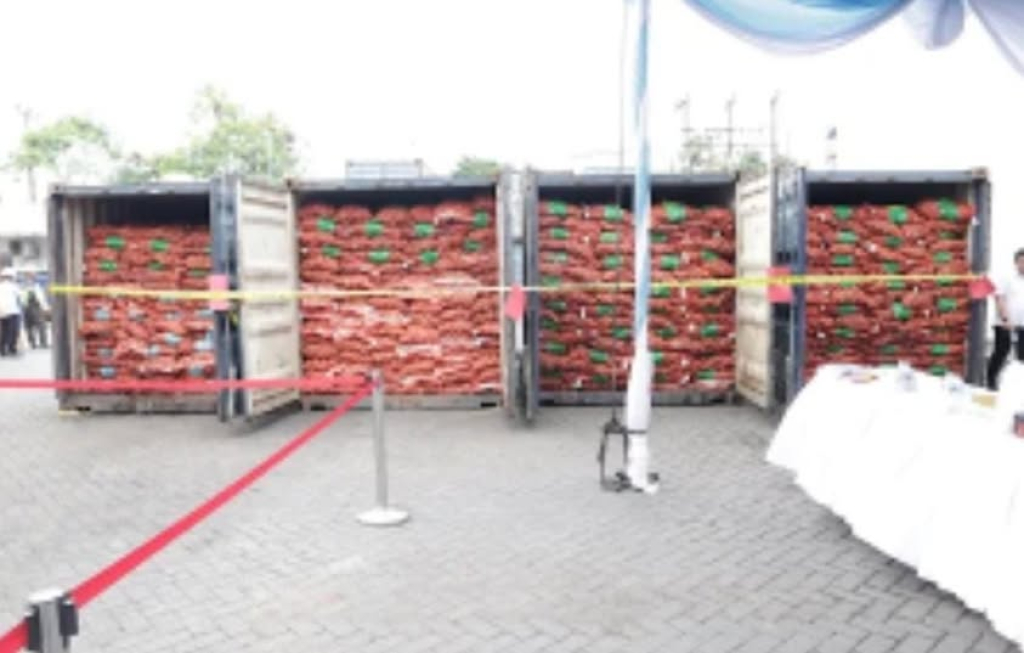 Bawang bombay impor ilegal di Pelabuhan Tanjung Perak Surabaya