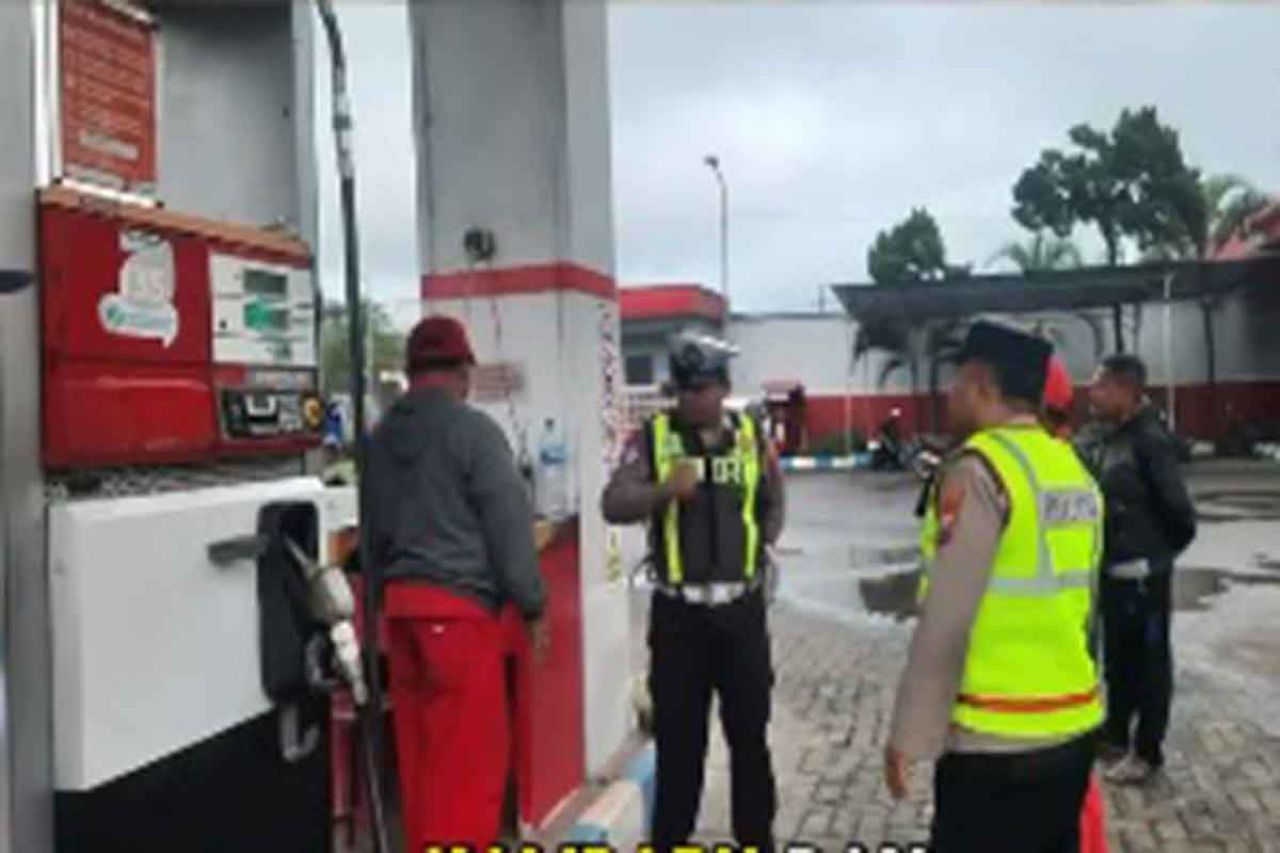 Pengawasan penyaluran BBM di SPBU oleh Polisi