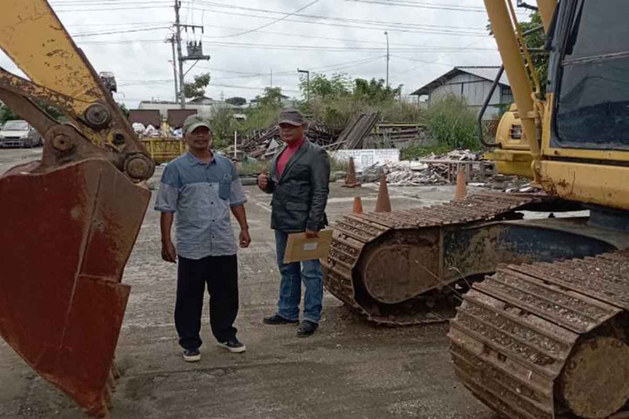 Untung Katon Bagasworo berfoto di excavator yang disita Polres Klaten