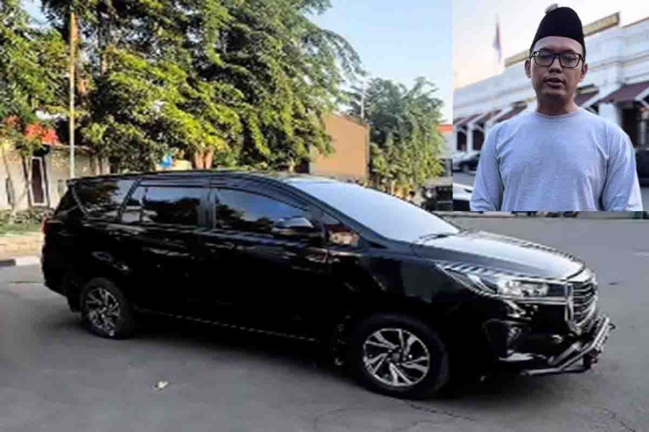 Deny Prasetya dan salah satu unit mobil rentalnya