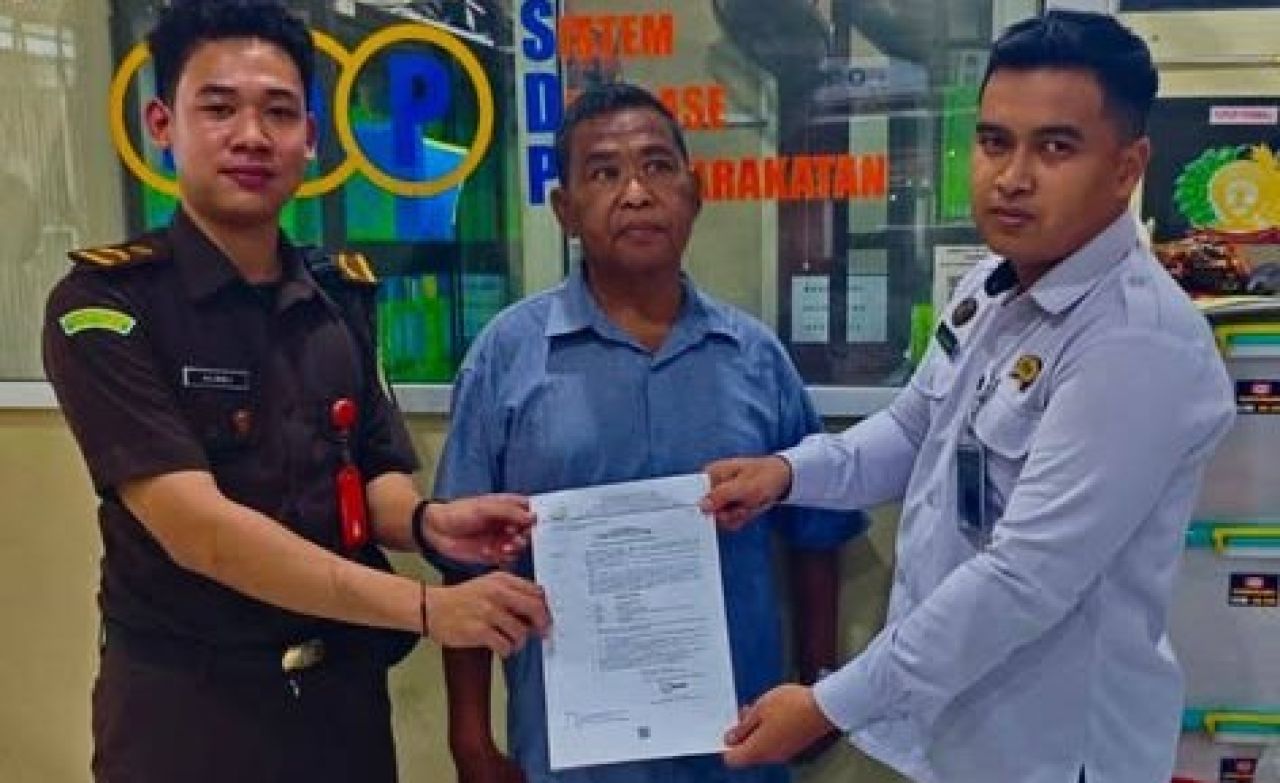 Sarji (tengah) saat hendak ditanah di Lapas Mojokerto