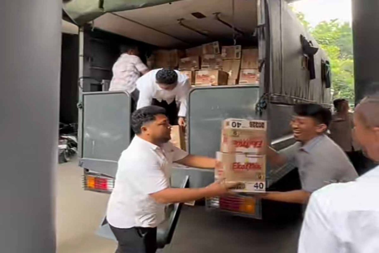 Personil Ditreskrimsus Polda Jatim mengangkut logistik ke atas truk