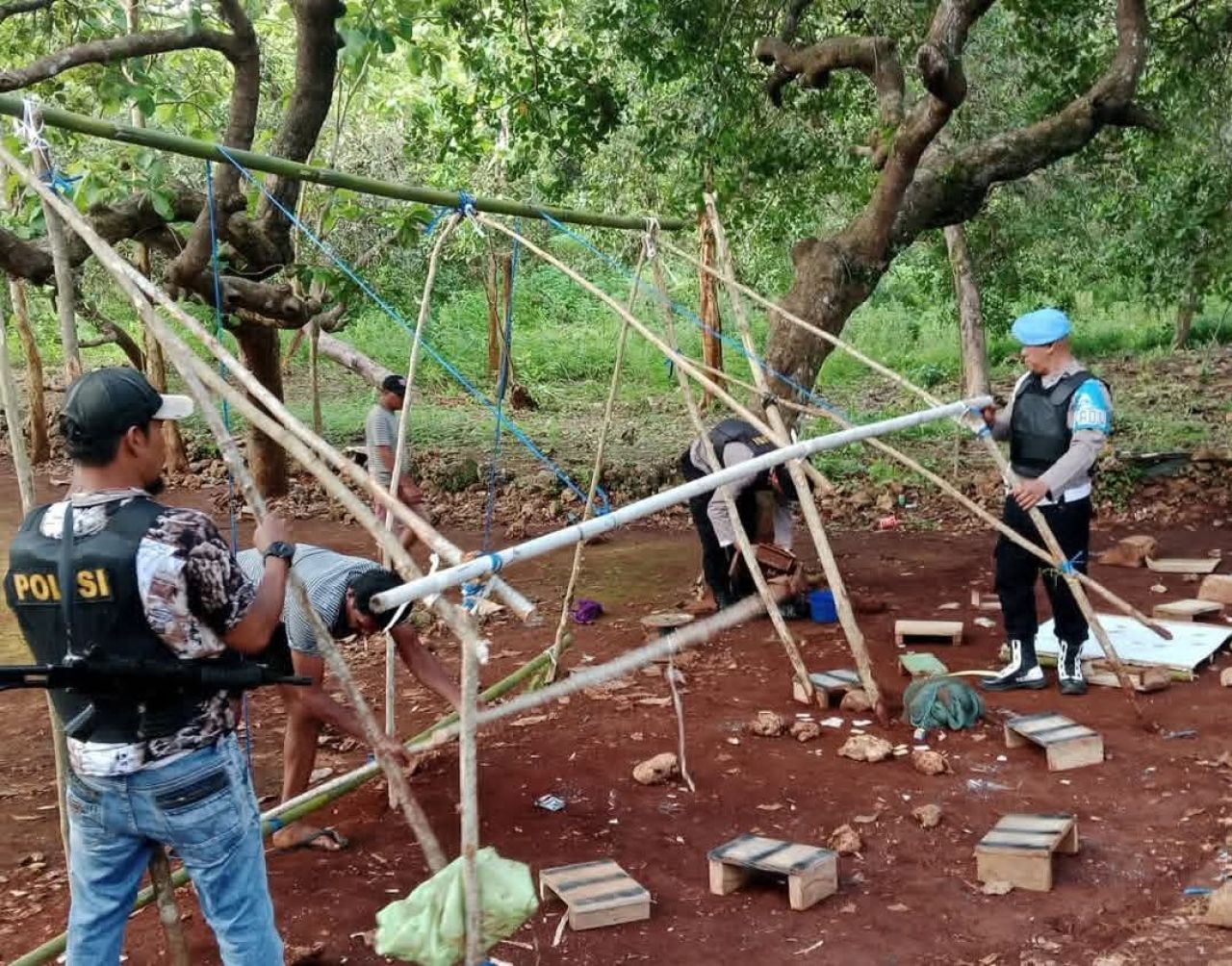 Polsek Lapandewa bongkar arena sabung ayam