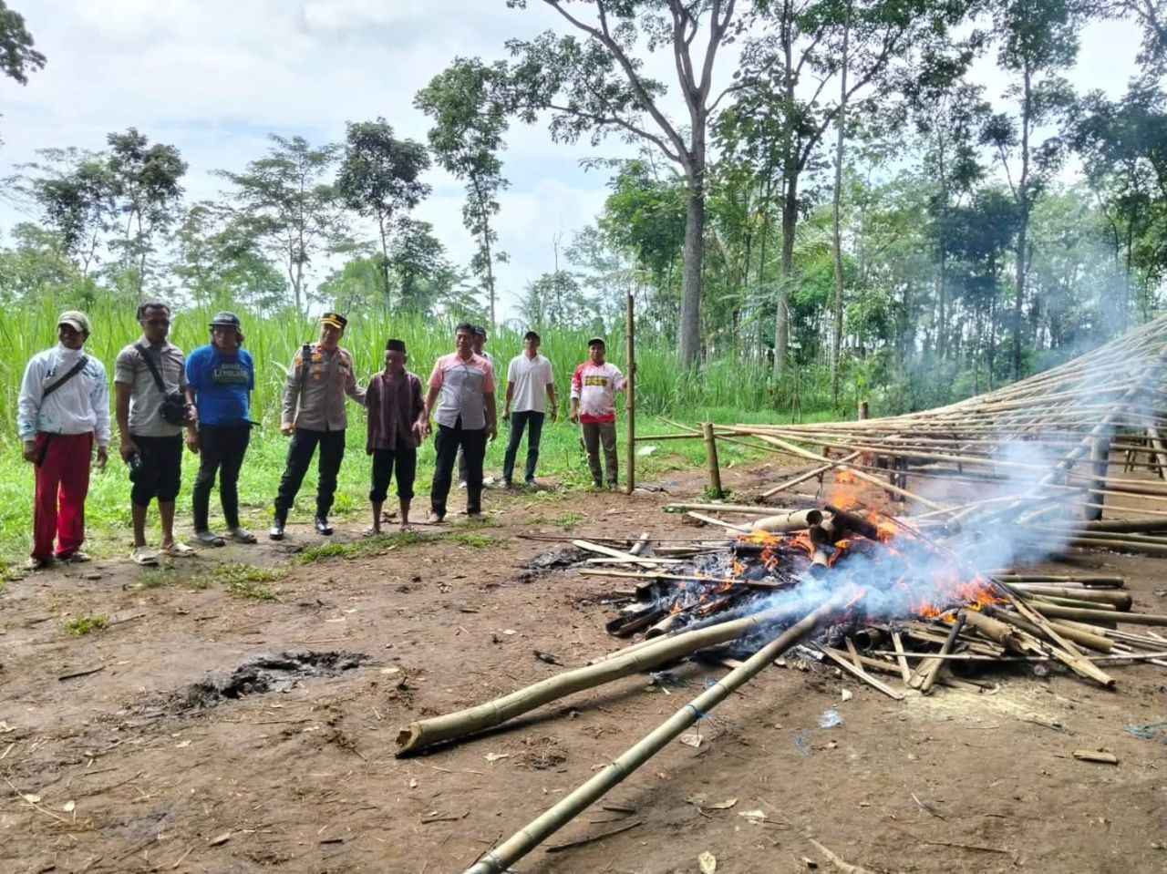 Polsek Singosari bakar sarana sabung ayam