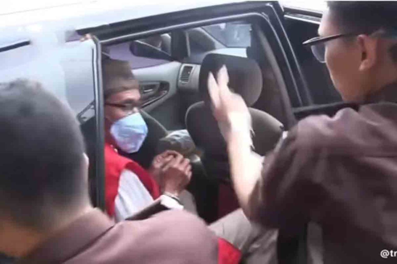 Tersangka terhadap inisial UAK (pakai rompi)