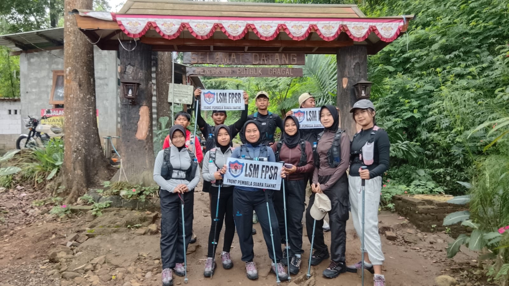 Pendaki LSM FPSR di puncak Gunung Puthuk Siwur