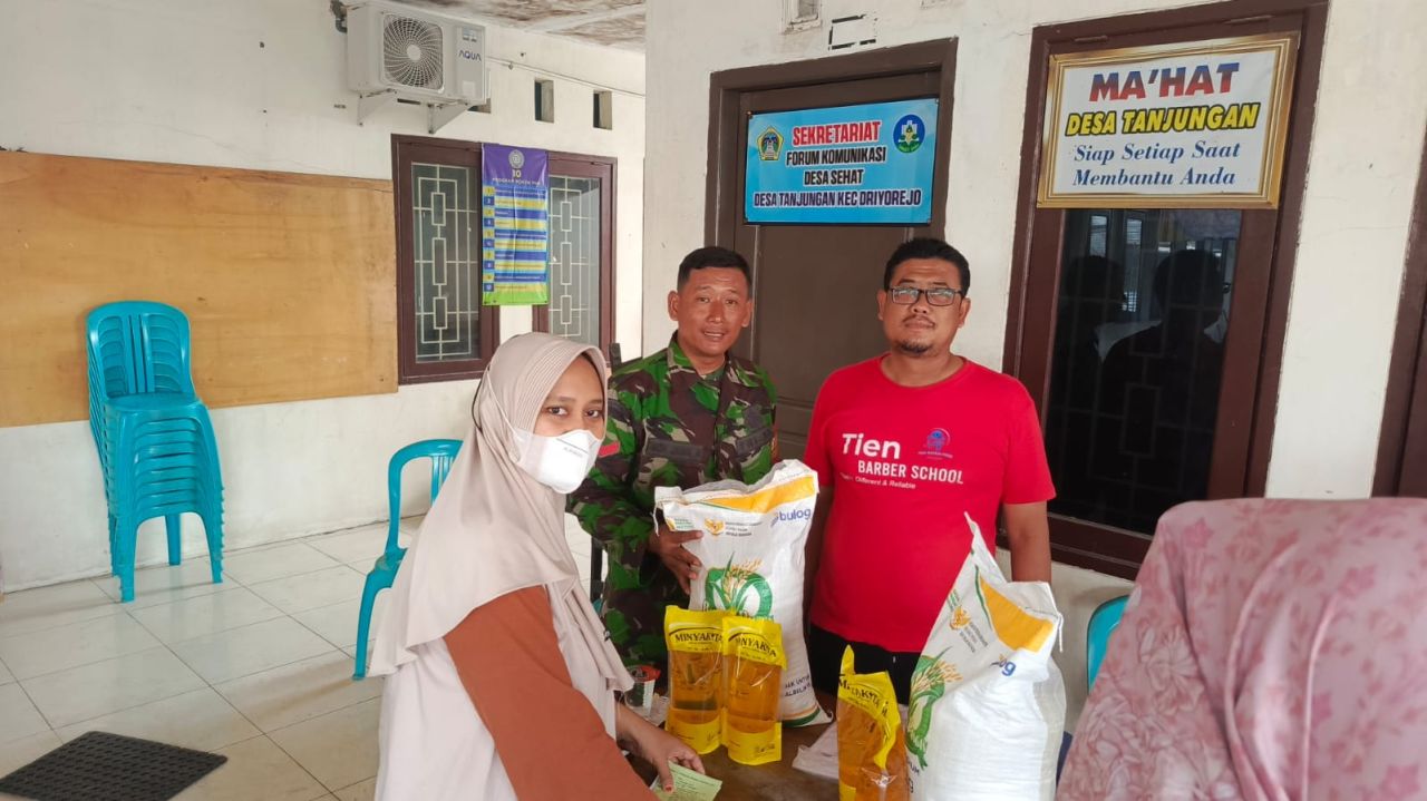 Pembagian sembako di Desa Tanjungan