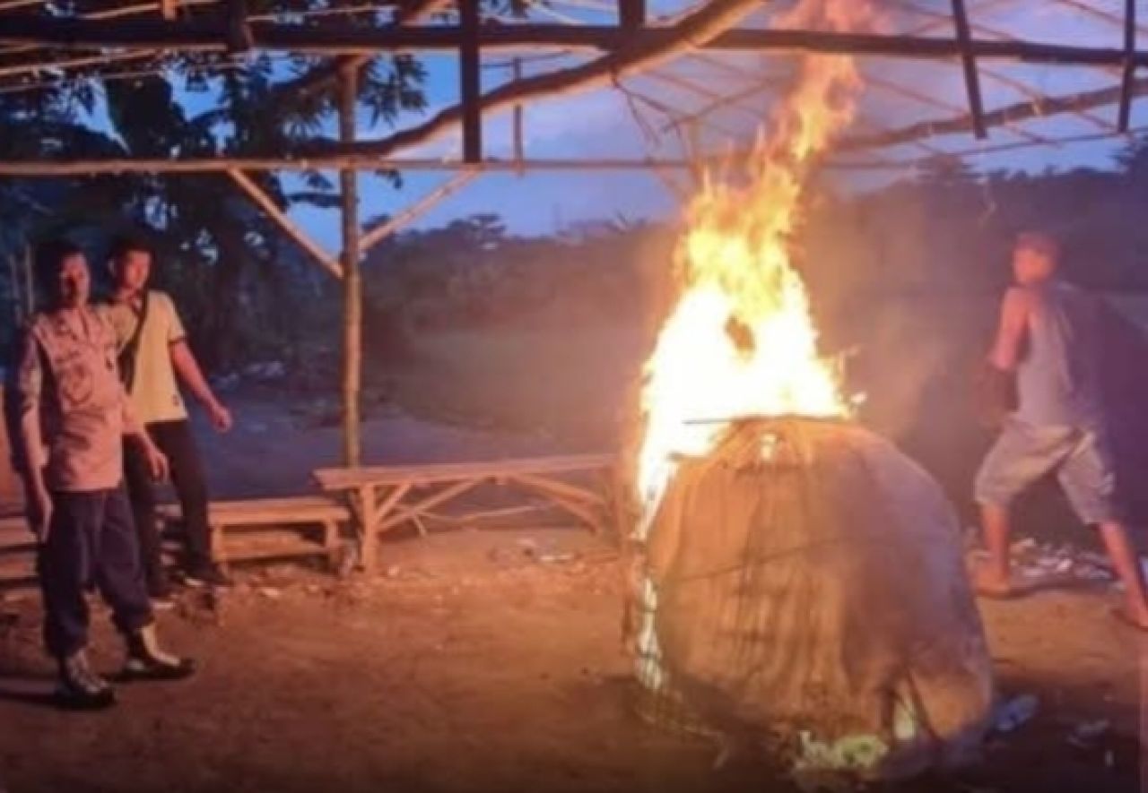 Sarana sabung ayam dibakar Polsek Jabon. (Foto : ist)