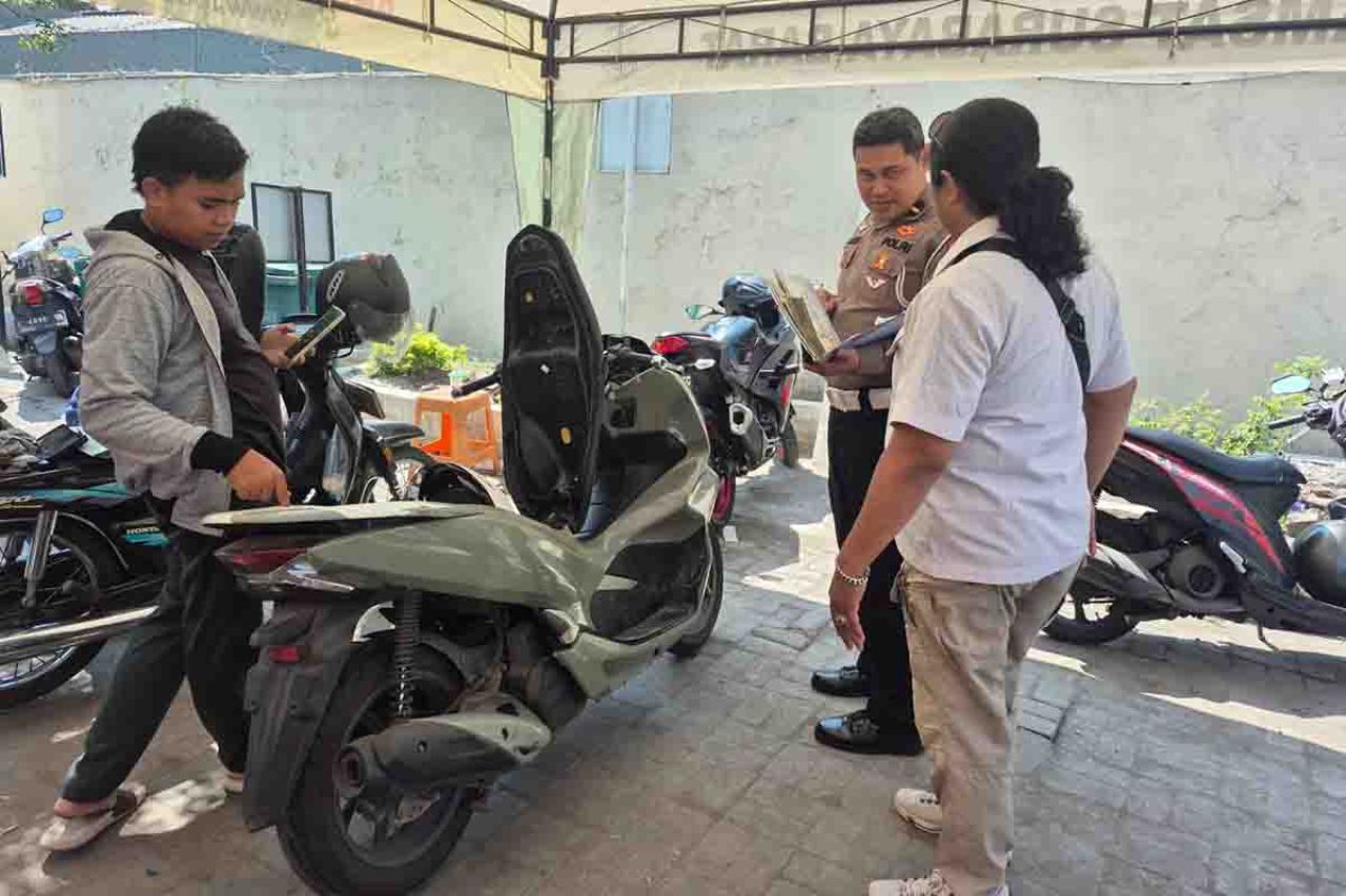 Ipda Wawan Nurcahyo saat melayani pemohon di Samsat Surabaya Timur