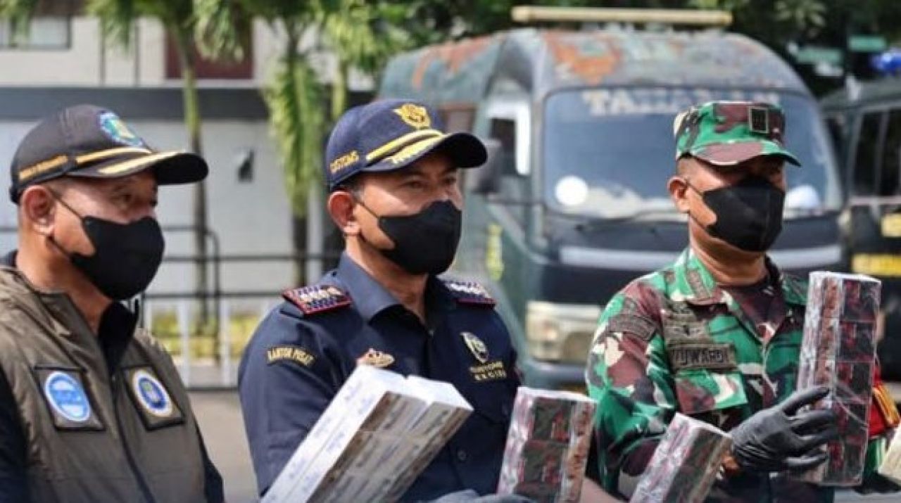 Pemusnahan rokok ilegal di Bekasi