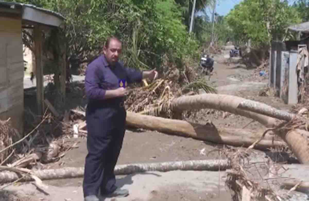Wartawan saat liputan di lokasi bencana di Aceh