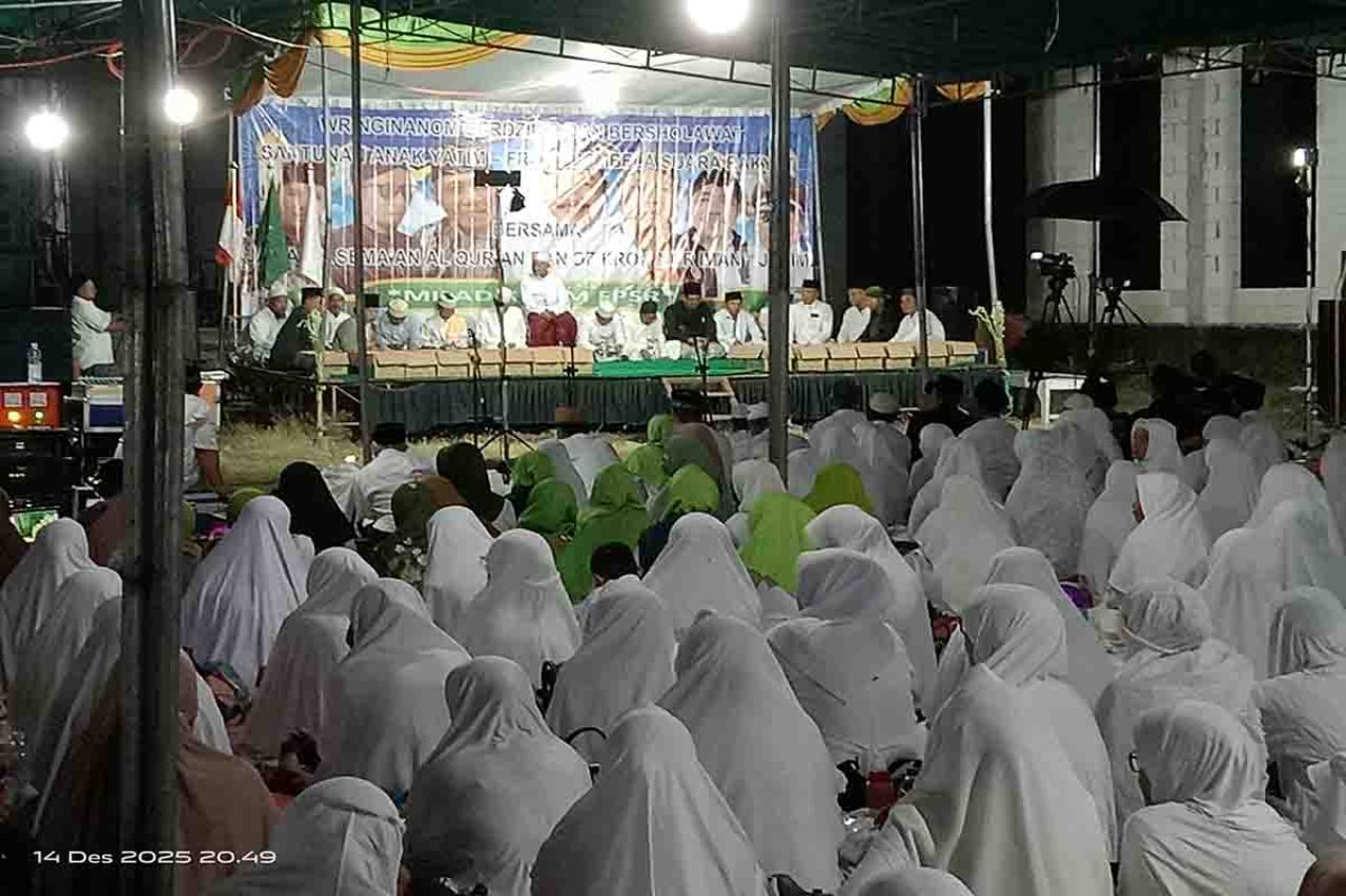 Dzikir dan sholawat bersama ribuan Jemaah wanita dan pria di lapangan Masjid Desa Sumberame