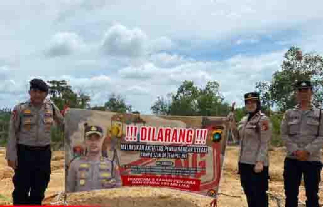 Pemasangan spanduk larangan tambang ilegal