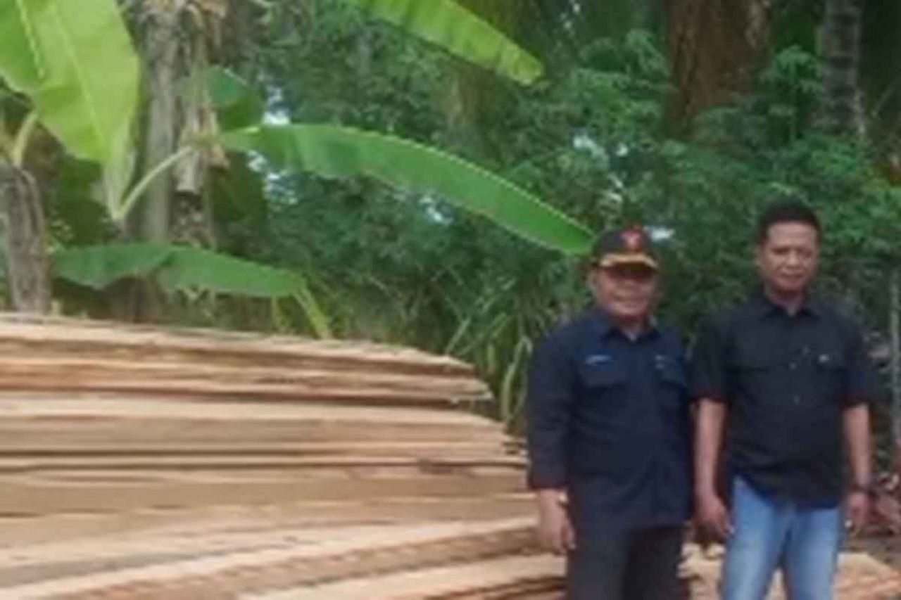 Kayu jati yang diamankan Polhutmob dan Polsek Bangorejo